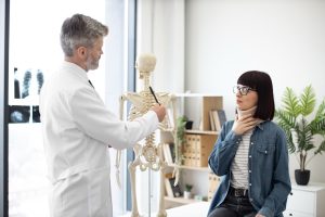 boyun düzleşmesi ağrıları nerelere vurur