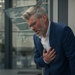 sinir sıkışması göğse vurur mu