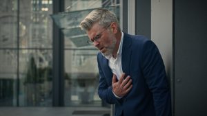 sinir sıkışması göğse vurur mu