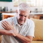 sinir sıkışması omuza vurur mu