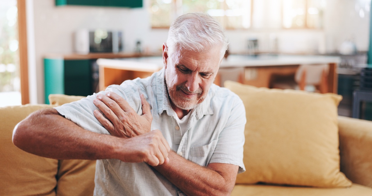 sinir sıkışması omuza vurur mu