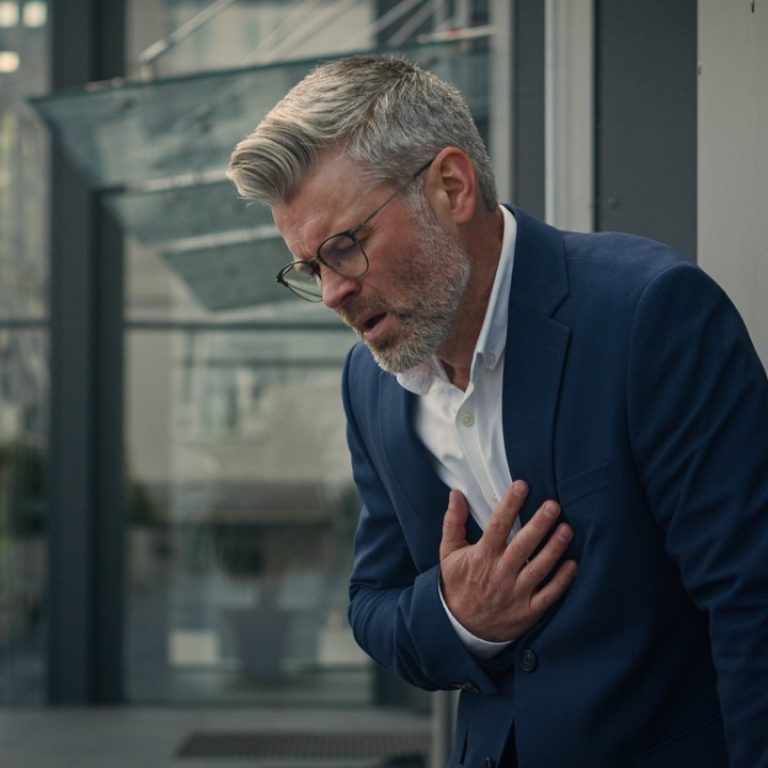 sinir sıkışması göğse vurur mu